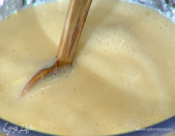 Добавить взбитые яйца с сахаром и перемешать.