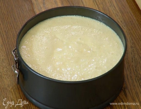 Влить начинку в форму с песочным коржом и выпекать в разогретой духовке около часа.