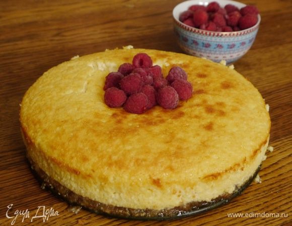 Готовый творожник украсить малиной и подавать теплым.