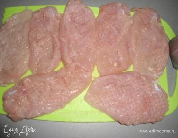 Куриное филе отбиваем с двух сторон (не сильно тонко). У меня были кусочки небольшого размера, толщина около 0,5 см. Солим, перчим по вкусу.