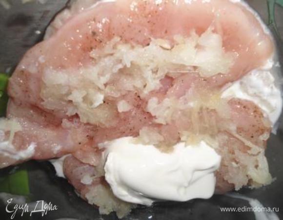 Репчатый лук и чеснок очистим и натрем на мелкой терке . Теперь слоями выкладываем в миску курицу, луковую смесь, сметану. Повторяем слои, если нужно. Затягиваем миску пленкой и ставим в холодильник на ночь.