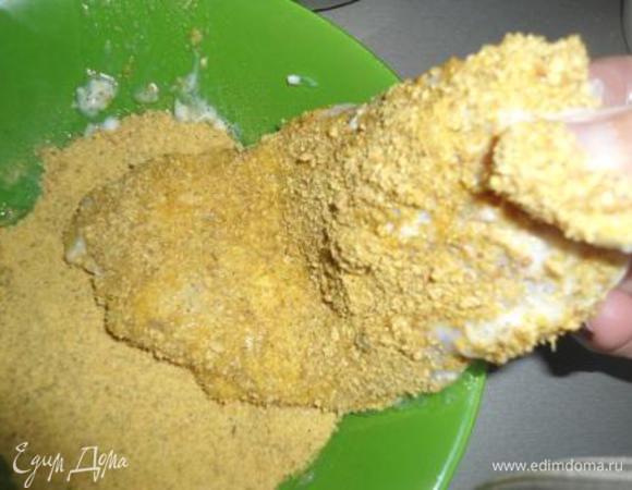 Разогреваем масло в сковороде. В одной миске вбиваем яйцо (если мелкие надо будет 2 шт.) в другую миску насыпаем сухари. Обмакиваем кусочек филе сначала в яйце, затем в сухарях и жарим до золотистой корочки, перевернув один раз.