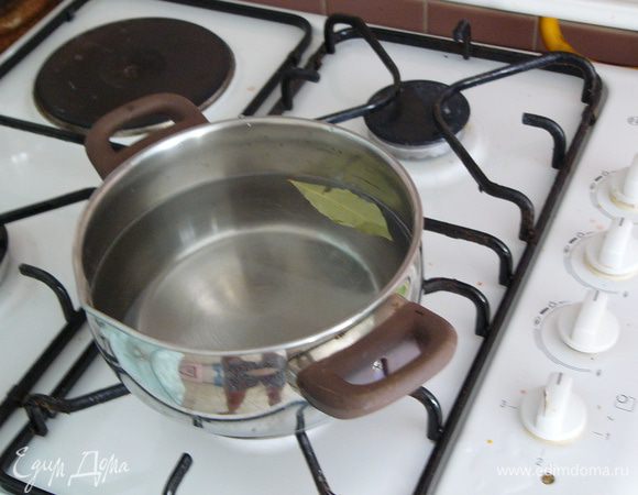 Слейте воду с помидоров обратно в кастрюлю и приготовьте маринад — на 1 л воды добавьте 4 ст. л. сахара и 2 ст. л. крупной соли. Вскипятите.