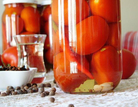 В каждую литровую банку с помидорами добавьте 2 ст. л. уксуса. Залейте помидоры кипящим маринадом и закатайте. Переверните, укутайте и оставьте до остывания.