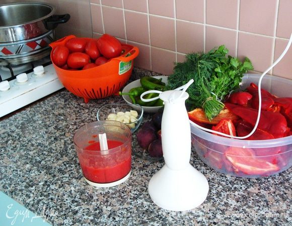 Овощи вымыть и обсушить. Перец очистить от семян. При работе с острым перцем используйте перчатки! Почистить чеснок. 

Далее все овощи необходимо измельчить в блендере или пропустить через мясорубку. Начинаем с помидор. При желании можно с них снять кожу, но я этого не делаю. Помидоры используем мясистые. 