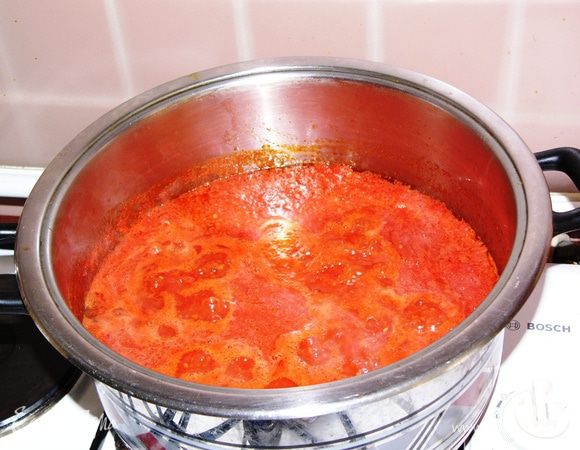 В большой кастрюле нагреваем масло, добавляем туда пюре из помидоров и немного увариваем, чтобы масса не была совсем жидкой. 

Тем временем измельчаем перец. Он тоже должен быть мясистым и желательно красным. Сливы освобождаем от косточек и тоже измельчаем. Добавляем перцы со сливами в кастрюлю и еще немного варим.