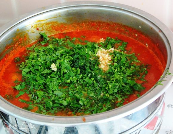 В последнюю очередь добавляем зелень и измельченный чеснок. Варим еще 5 минут. Добавляем соль, сахар, уксус и ПРОБУЕМ! Если чего-то не хватает, регулируем по вкусу. 

Уксус использован виноградный 6%!