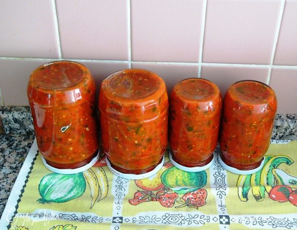 Горячую аджику раскладываем в сухие стерилизованные банки и закручиваем новыми прокипяченными крышками. Переворачиваем банки и укутываем одеялом. Оставляем до полного остывания. У меня из этого количества получилось 2,5 литра аджики. Даже ложечки лишней не осталось, поэтому, увы, фото только в банках. Приятного аппетита! 