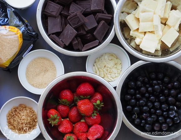 Приготовить необходимые продукты. Шоколад нужно взять горький, с содержанием какао не менее 70%. Ягоды лучше брать, конечно, свежие, но можно и замороженные, предварительно растаяв их и слив выделившийся сок. Подсушить на сковороде или в микроволновке орешки (у меня - кешью, но будет не менее вкусно и с любыми другими вариантами).