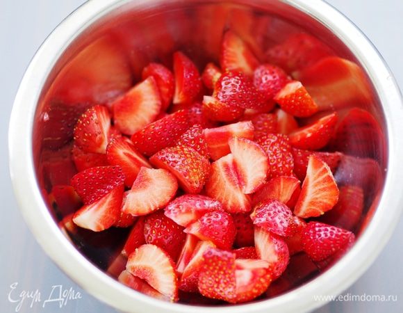 Клубнику разрезать вдоль на 4 части, смородину оставить целиком.