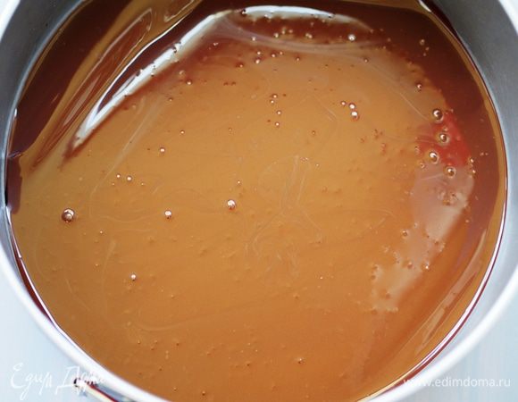 Когда шоколад полностью растопится, аккуратно вылить его на дно разъемной формы, застеленной пленкой, и поставить в холодильник на 15-20 минут, пока он слегка не схватится.