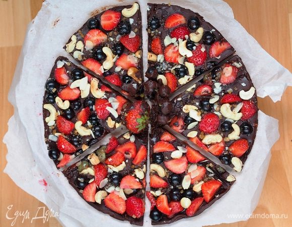 Достать пиццу из холодильника, аккуратно провести по бортикам ножом и отделить дно от разъемной формы, снять пищевую пленку со дна. Нарезать ножом на сегменты, и можно приглашать своих дорогих отличников (и не только их) на праздник живота!