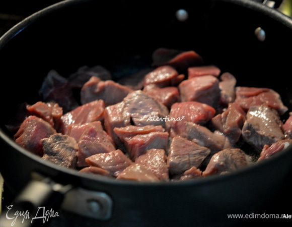 Говядину, нарезанную кубиками, обжарить на растительном масле (1 ст.л)  со всех сторон до коричневого цвета. Убрать на тарелку.