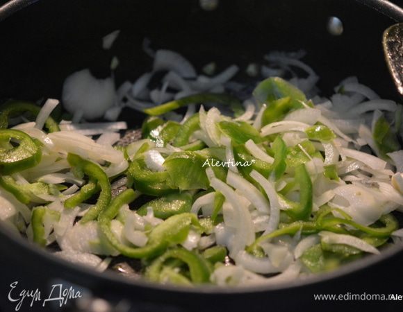 Добавить масло и обжарить нарезанные тонко овощи - лук, зеленый перец и чеснок.