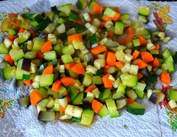 Отварите овощи в кипящей подсоленной воде в течение 2–3 минут. Затем откиньте овощи на дуршлаг. Я также выложила на бумажное полотенце, чтобы ушла лишняя влага.