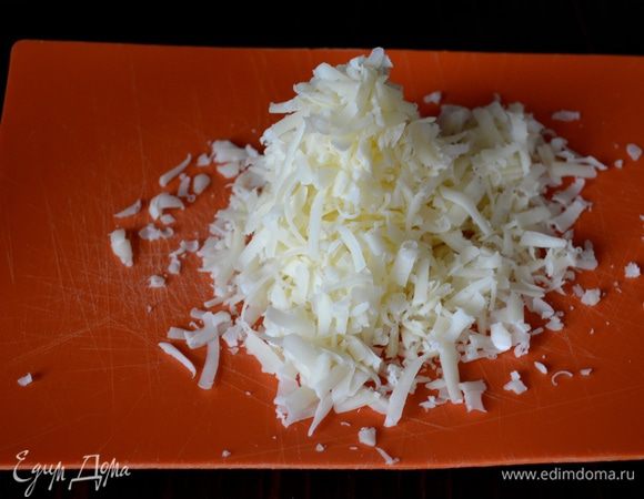 Сыр (полутвердый, на ваш вкус) натрите на крупной терке.