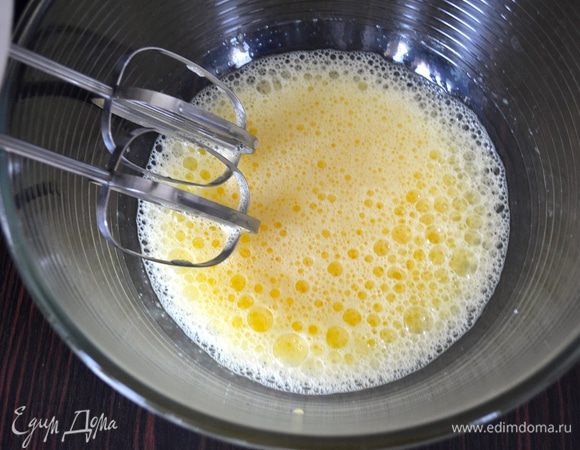 Отдельно взбейте яйца с солью. Добавьте растопленное сливочное масло и растительное.