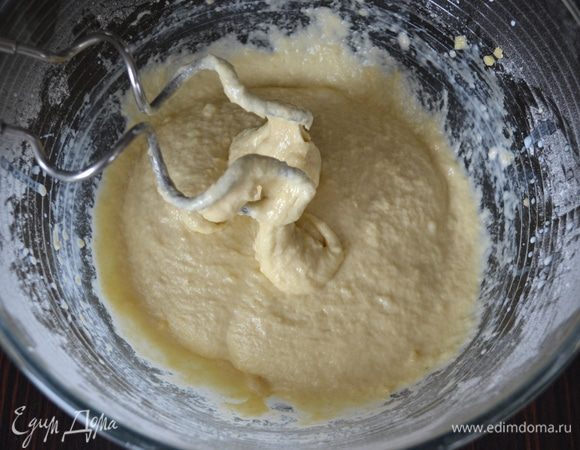 Затем поочередно введите муку с дрожжами и молоко, замесите тесто. Оно получается достаточно жидкое. Добавьте мускатный орех или другие специи по вкусу.