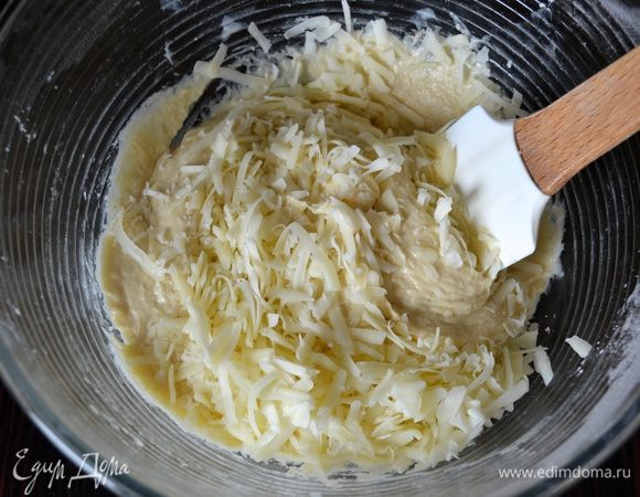 Вмешайте аккуратно в тесто тертый сыр.