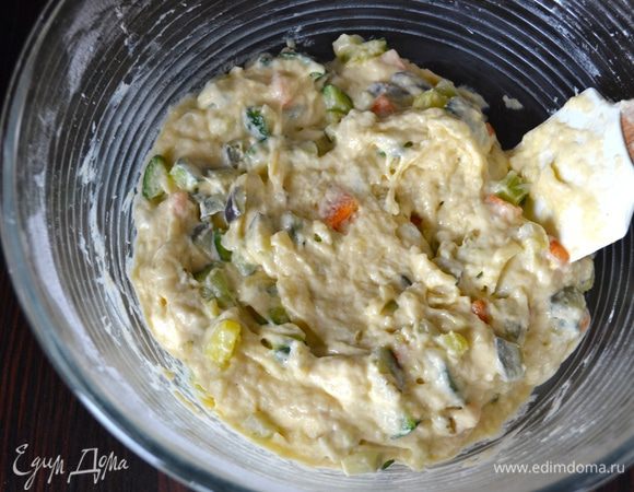 Затем добавьте овощи и снова осторожно все перемешайте. Поставьте миску с тестом (накрыв его пленкой) на час в холодильник.