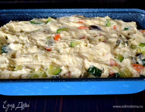 Духовку включите разогреваться на 180°C. Тесто переложите в прямоугольную форму для кексов.