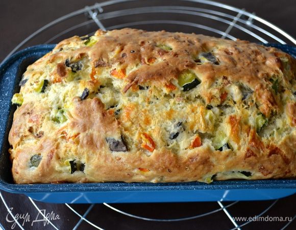 Выпекайте кекс в горячей духовке на среднем уровне 40–50 минут. Следите по своей духовке и проверьте готовность выпечки сухой деревянной шпажкой.<br />
Готовый кекс остудить в форме минут 30, а затем дайте ему полностью остыть на решетке.