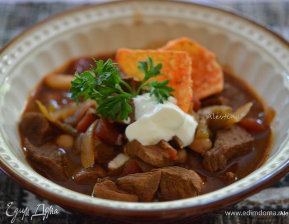 Подаем по желанию со сметаной и зеленью. Приятного аппетита.