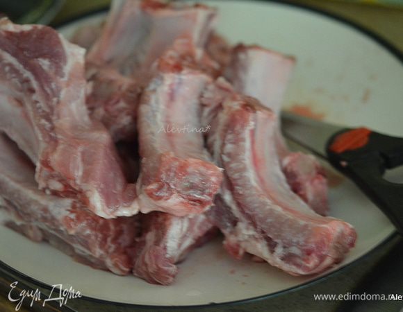Свиные ребра разрезать на отдельные  ребрышки.