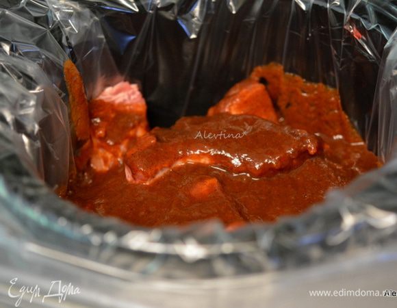 Свиные ребрышки выложим в медленноварку, мультиварку или в жаропрочную емкость. Полить приготовленным соусом сверху. Для готовки в духовке обязательно сверху накрыть фольгой или крышкой. Готовим 1,5-2 ч.
Ставим в режим медленный на 6-8 часов для медленоварки. 