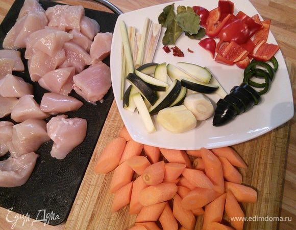 Подготовить все продукты: порезать произвольно на бруски, кольца, мясо порционно, лемонграсс на две части, каждую часть разрезать вдоль стручка. Чеснок и имбирь очистить, измельчить через пресс.  