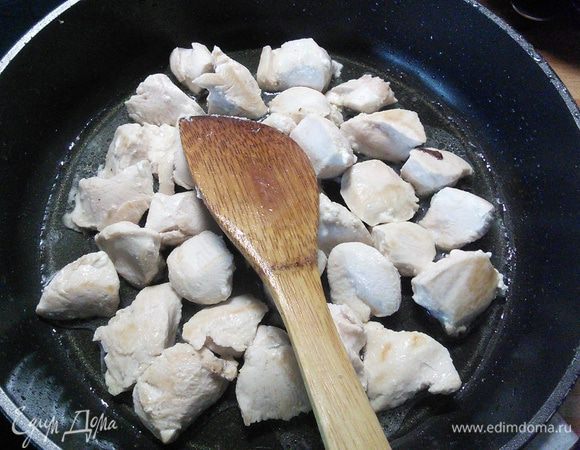 На разогретом масле в глубокой сковороде обжарить мясо до золотистого цвета, посолить и поперчить. 