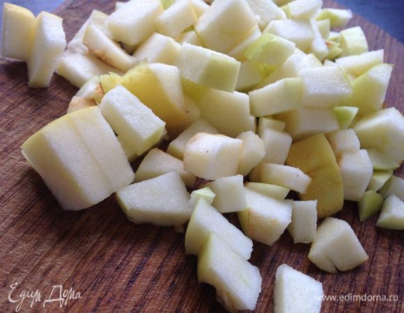 Яблоко вымыть и нарезать небольшими кубиками.