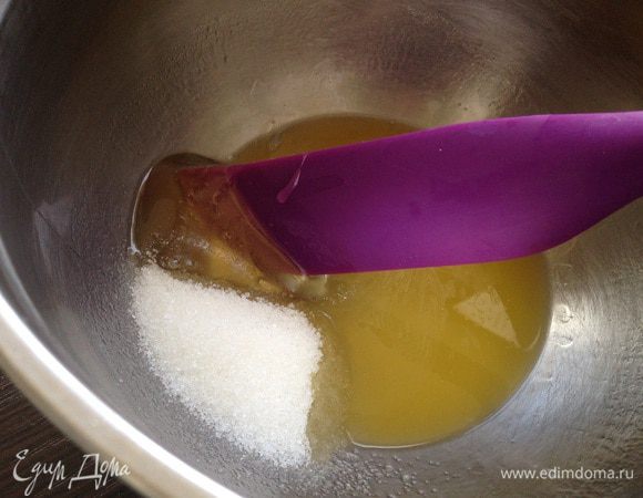 В миске соединить растопленное масло, сахар, мед и щепотку соли. Хорошо перемешать.