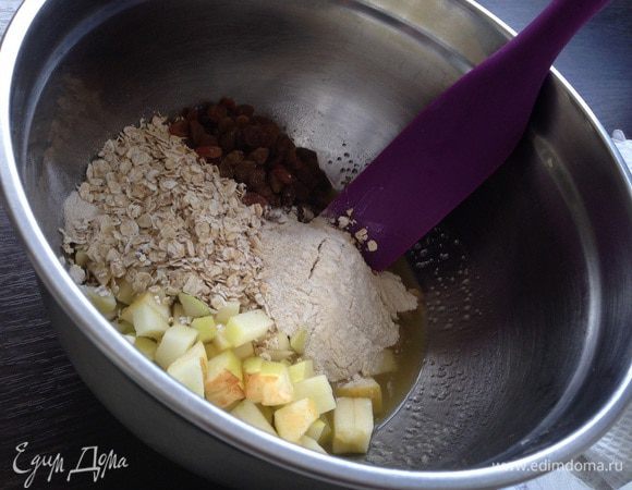 Добавить яблоки, овсяные хлопья, цельнозерновую муку, разрыхлитель и имбирь.