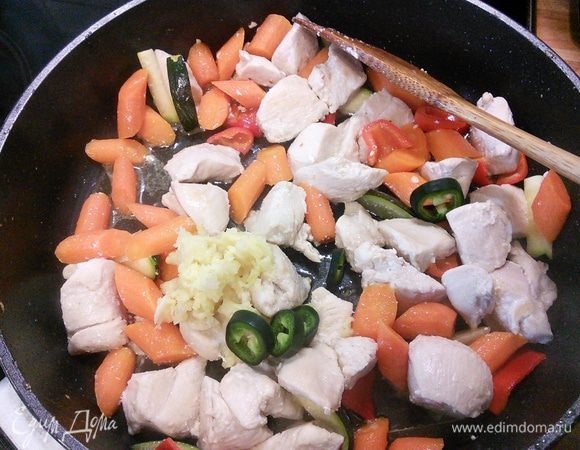 Добавить чеснок и имбирь, перемешать.