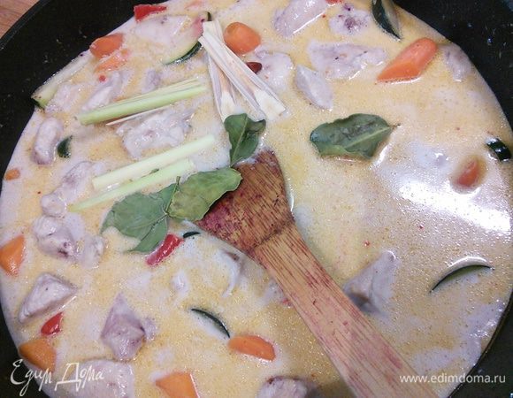 Влить кокосовое молоко и 150 мл. воды. Добавить лемонграсс и листья каффир-лайма, тушить на умеренном огне 15-20 минут. По вкусу добавить соль, перец и карри.