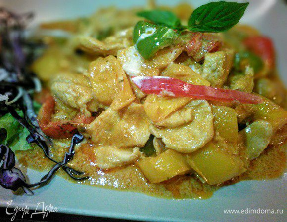 Подавать идеально с рисом, посыпав свежей кинзой (у меня базилик тайский, у него анисовый вкус). Приятного аппетита! 