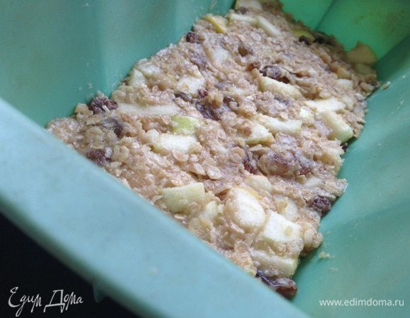 Выложить получившуюся массу в форму для кекса или можно на противень (застеленный бумагой для выпечки), выравнять и утрамбовать силиконовой лопаткой. Выпекать 30-35 минут при температуре 180 градусов.