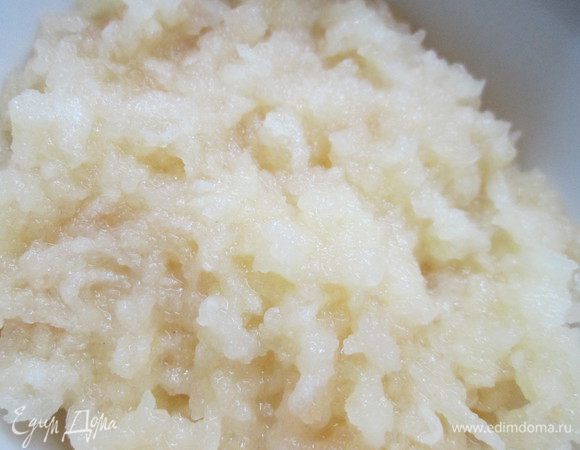 Очищенные яблоки натереть на мелкой терке. 