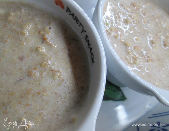 Халву измельчить в блендере вместе с молоком и цедрой лимона. Яблоки с фисташками уложить на дно формы (лучше использовать глубокую), поверх яблок распределить смесь из халвы.