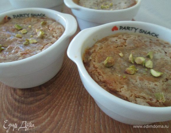 Десерт подают теплым. Остывший можно разогреть в микроволновой печи. 
Украшаем фисташками.