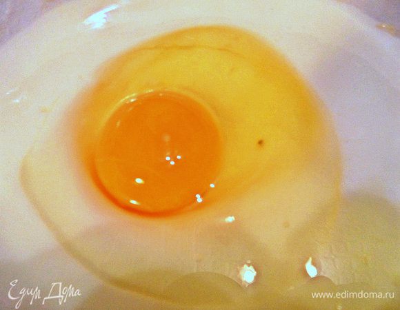 Выливаем в миску чашку кефира или простокваши. Вбиваем яйцо.