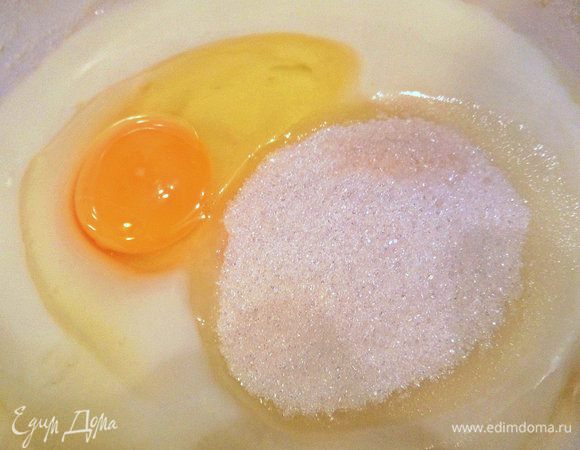 Добавляем сахар и ваниль. Сахара можно больше,  кто любит сладкое, я его всегда уменьшаю в рецептах.