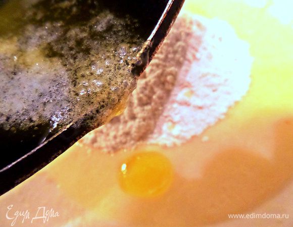 Сливочное масло растопить и влить, немного остудив.