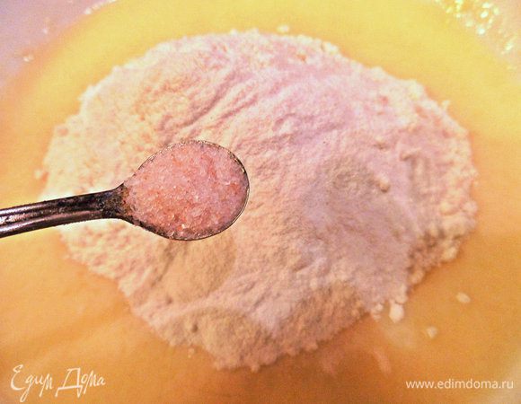 Муку просеять с солью и разрыхлителем.