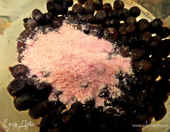 Чернику промыть, просушить и обвалять в сухом киселе или крахмале.
