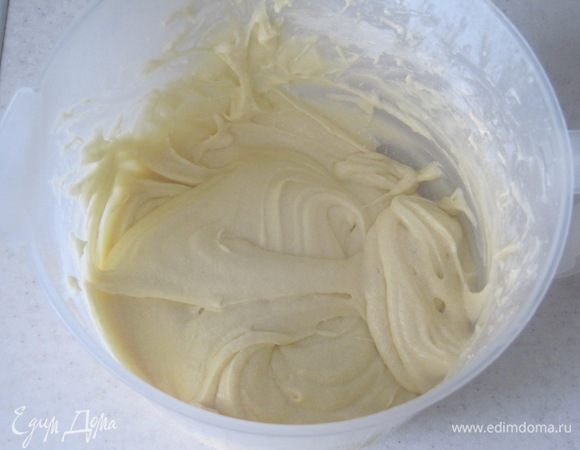 В миске взбить блендером 75 гр размягченного сливочного масла комнатной температуры с 75 гр сахара, просеянной мукой, разрыхлителем, молоком, ванилином, 1 яйцом и желтками еще от 2-х яиц.
В другой миске взбить белки от 2-х яиц. К взбитым белкам постепенно добавить 50 гр. сахара и взбивать до устойчивых пиков.
Взбитые с сахаром белки ввести в основное тесто аккуратными, но уверенными движениями снизу вверх.