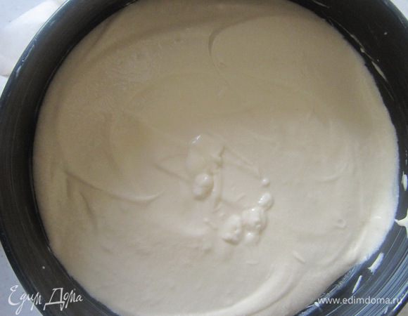 Дно круглой разъемной формы диаметром 22-24 см выстелить пергаментом. Смазать дно и бортики формы небольшим количеством сливочного масла. Выложить тесто в форму, разровнять лопаткой. Отправить в предварительно разогретую до 180C духовку на 30 минут. 