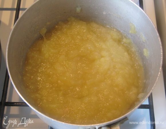 Крахмал развести в небольшом количестве холодной воды и добавить к яблокам, размешать, чтобы не осталось комочков.
Яблочное компоте полностью остудить.