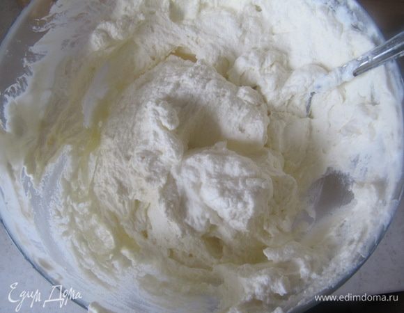 Приготовить крем.
Сливки взбить в густую пышную массу. Соединить взбитые сливки с маскарпоне. Отправить крем в холодильник до момента сборки торта-пирога.